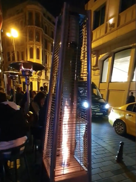 Müşterilere sokak ortasında dahi ısıtıcı sunan kimi işletmeler var.